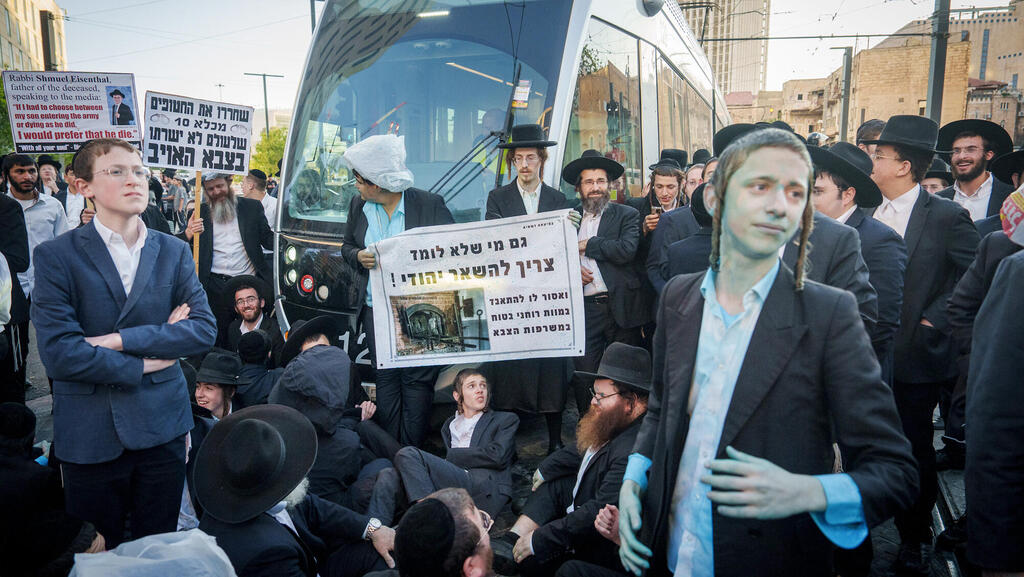 הפגנת חרדים נגד הגיוס לצה"ל. אריה דרעי הזהיר כי הסנקציות יובילו למרד מיסים ( צילום: שלו שלום) הפגנת חרדים נגד הגיוס לצה"ל