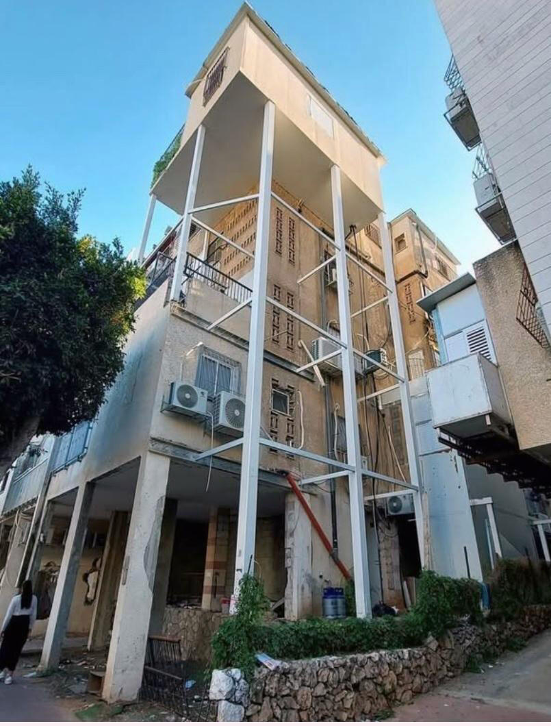 מרפסות לא חוקיות בבני ברק (צילום: באדיבות הרשות לאכיפה במקרקעין) מרפסת מסוכנת מרפסות לא חוקיות ב בני ברק