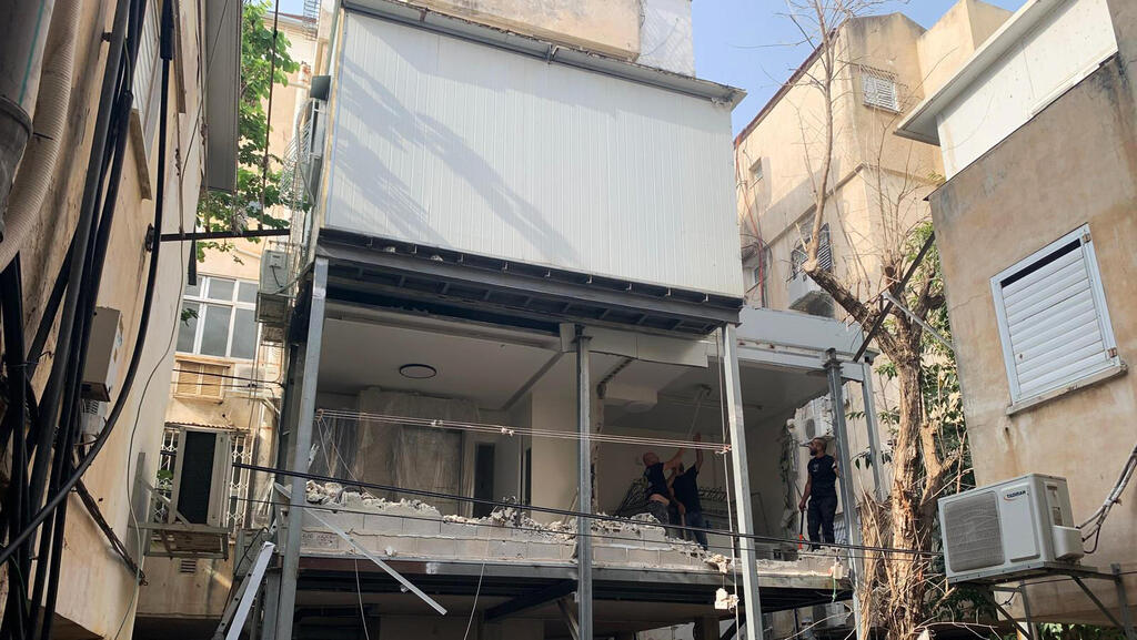 מרפסת מסוכנת. מרפסות רבות ללא היתר (צילום: באדיבות הרשות לאכיפה במקרקעין) מרפסת מסוכנת מרפסות לא חוקיות ב בני ברק