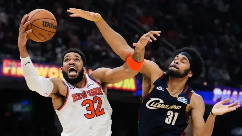 משחק ב-NBA (צילום: Sue Ogrocki/AP) משמאל הסנטר של הניקס קרל אנתוני טאונס NBA