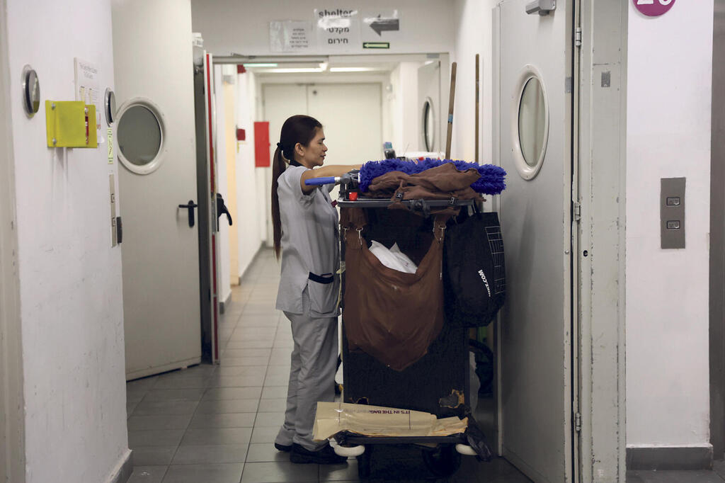 עובדת זרה ב מלון קראון פלזה בתל אביב (צילום: אוראל כהן) עובדת זרה ב מלון קראון פלזה בתל אביב