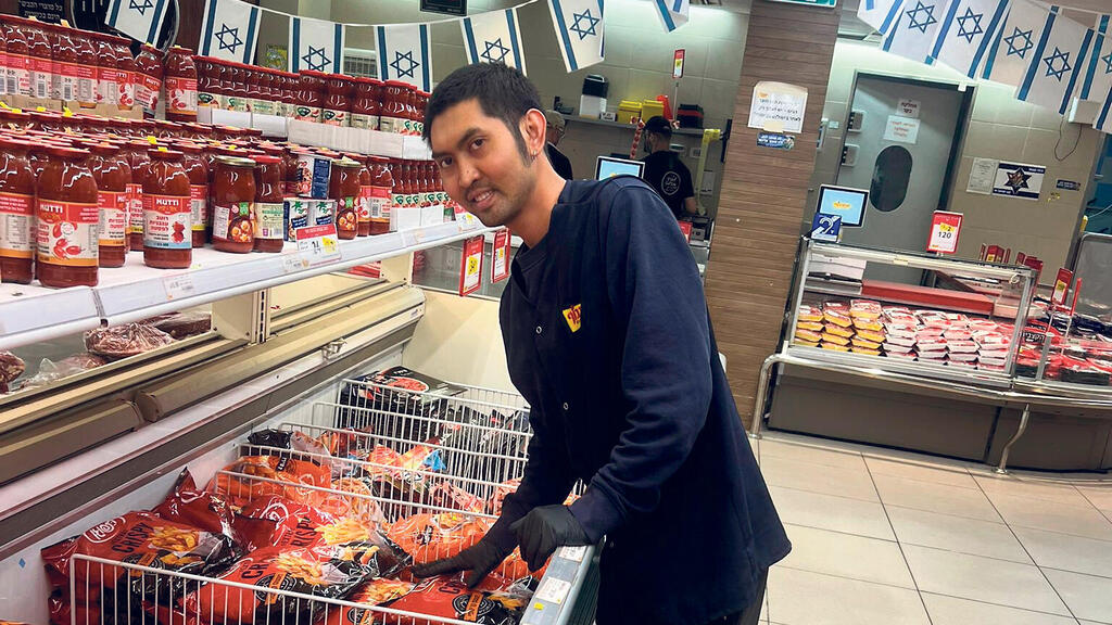 Foreign worker in a supermarket (Photo: Yochananof) עובד זר עובדים זרים ב סופר