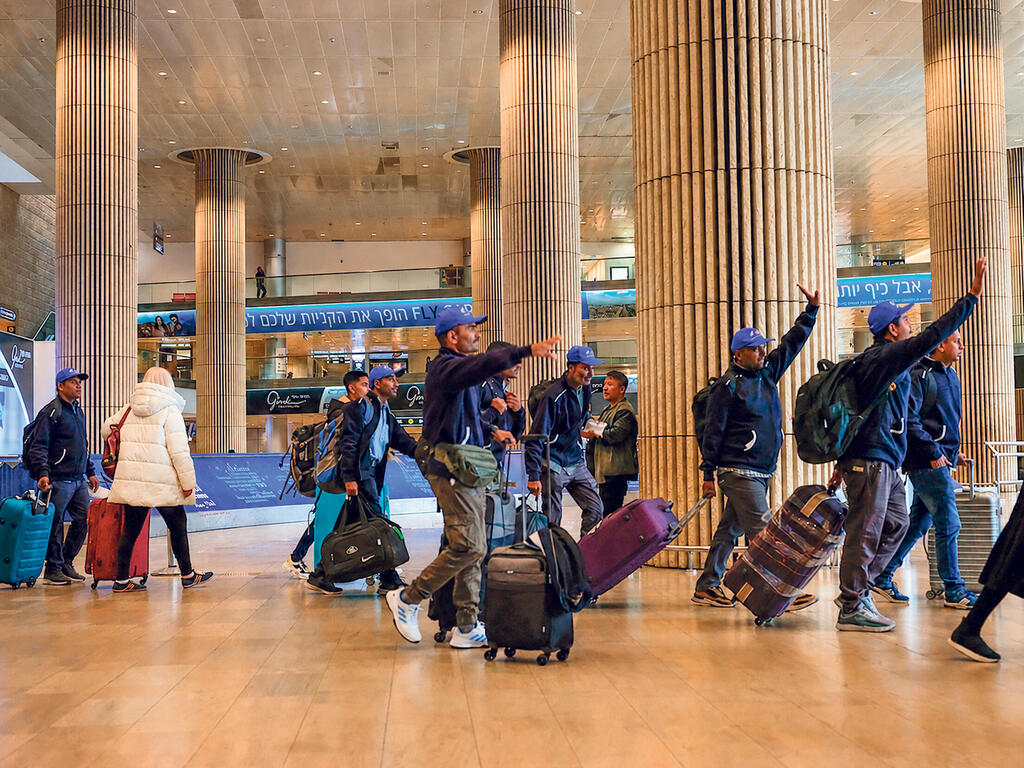 Construction workers from India land at Ben Gurion Airport (Yuval Chen) עובדי בניין מהודו נוחתים ב נתב"ג