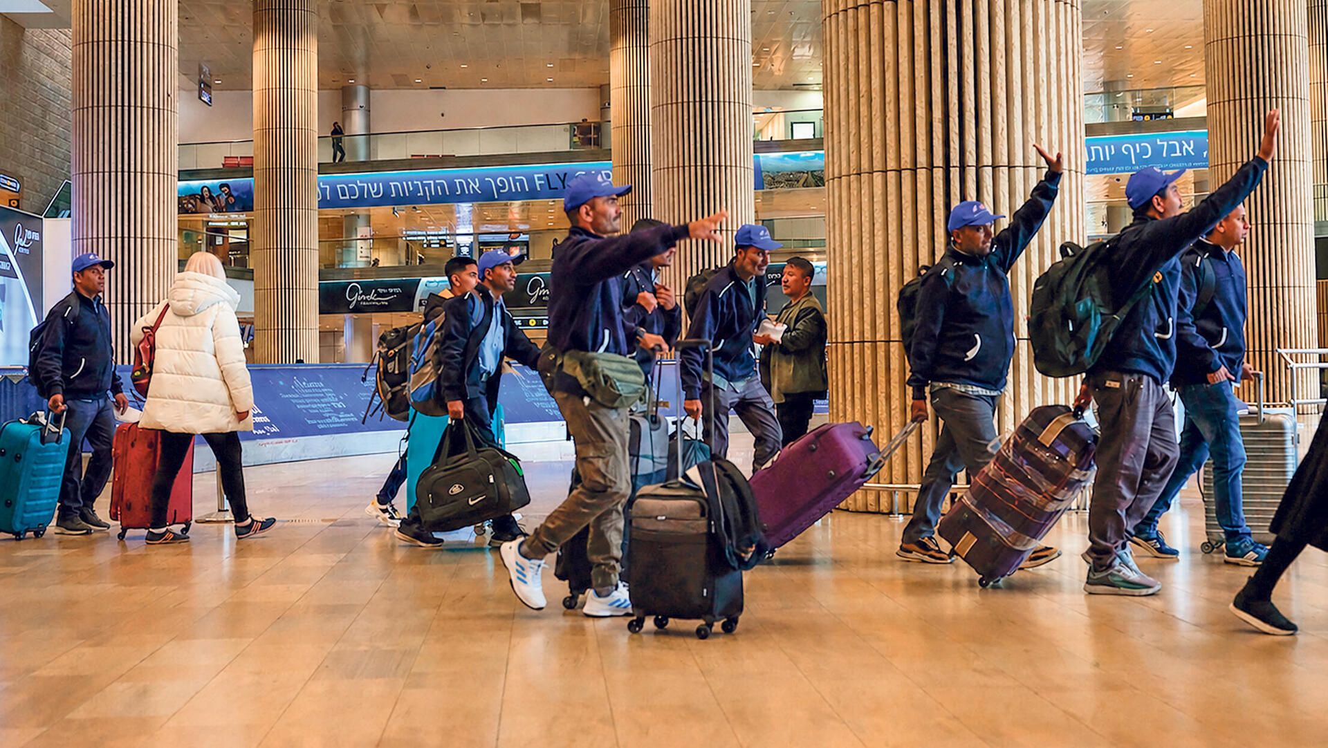 עובדי בניין מהודו נוחתים ב נתב"ג