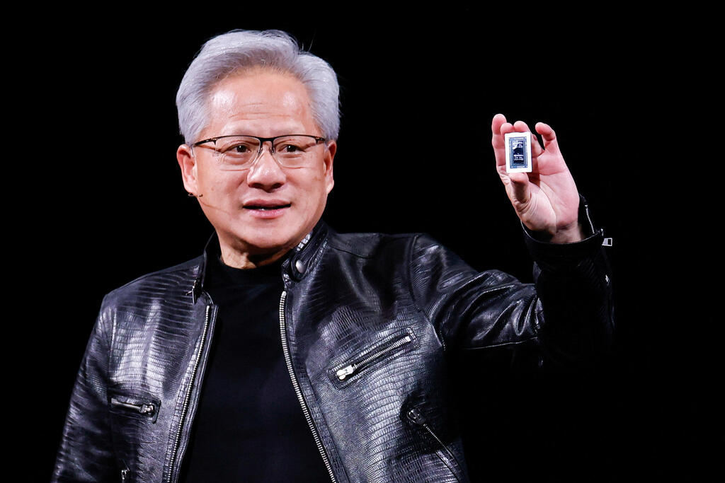 Jensen Huang. (Photo: REUTERS/Ann Wang) מנכ"ל ומייסד אנבידיה ג'נסן הואנג מציג את שבב RTX Spark בוועידה בטאיפיי
