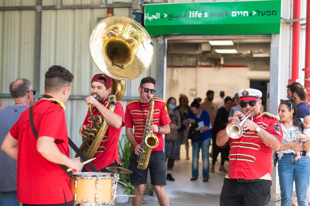 תערוכה של 'זומו'- המוזיאון הנודד הראשון בישראל שהגיע למפעל המיתולוגי זוגלובק בנהריה (צילום: יאיר מיוחס, קבוצת ריאליטי) תערוכה של 'זומו'- המוזיאון הנודד הראשון בישראל שהגיע למפעל המיתולוגי זוגלובק בנהריה