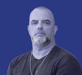 רביד. העיד על עצמו בחקירות כי הוא "אחד שעושה דאווינים ומשלם על זה ביוקר