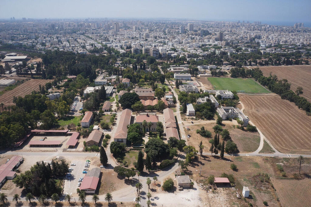 מתחם מקווה ישראל )בחזית( מול השכונות המערביות הצפופות של חולון. "אנחנו לא רוצים להיכנס לכיתות אלא אומרים דבר פשוט: תגדרו את האזור החינוכי ותפתחו את השטחים הפתוחים"