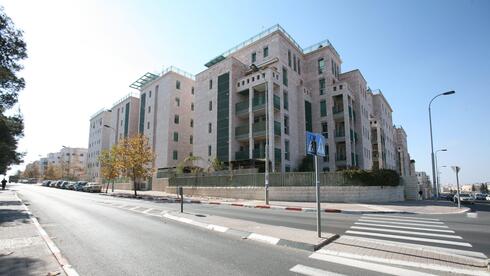 בכמה נמכרה דירת 5 חדרים בשכונת ארנונה בירושלים?