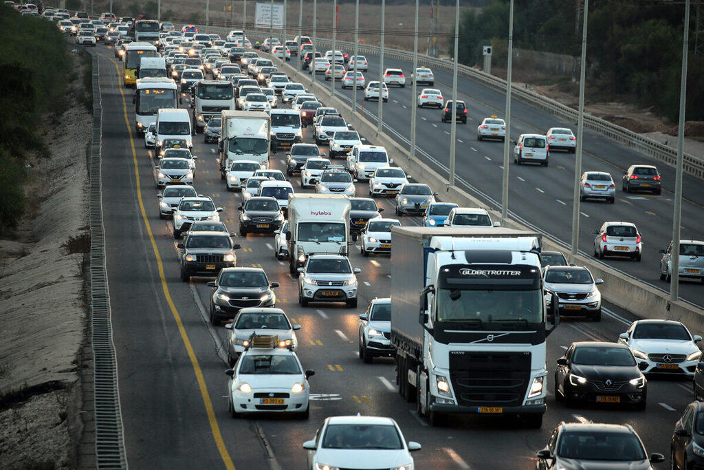 משאית משאיות על כביש החוף פקק פקקים (צילום: יריב כץ) משאית משאיות על כביש החוף פקק פקקים