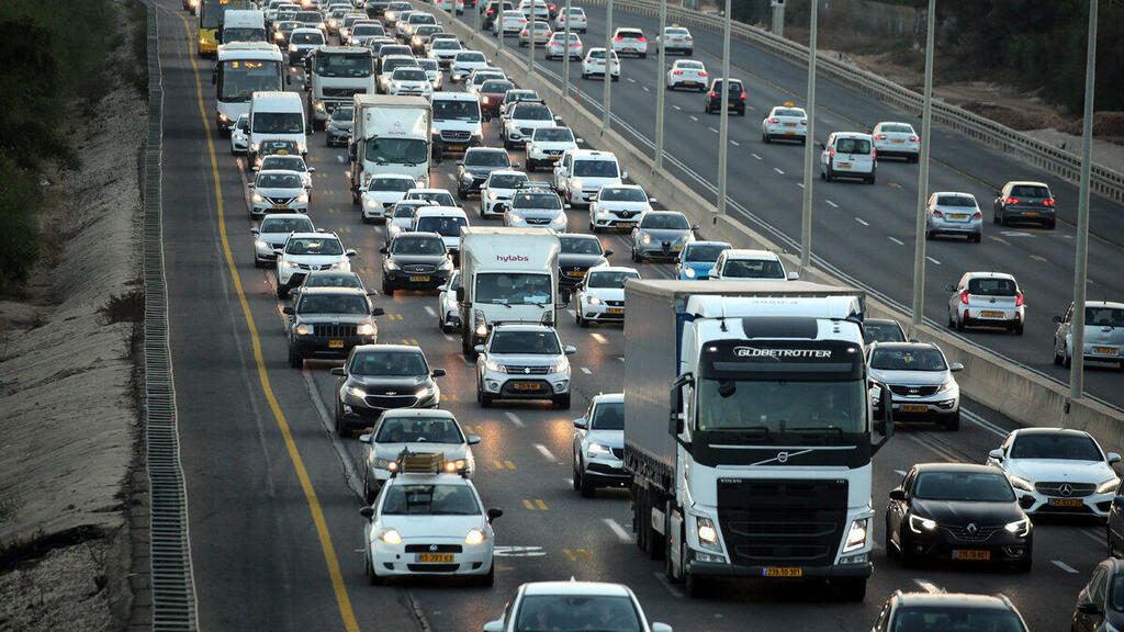 משאית משאיות על כביש החוף פקק פקקים 