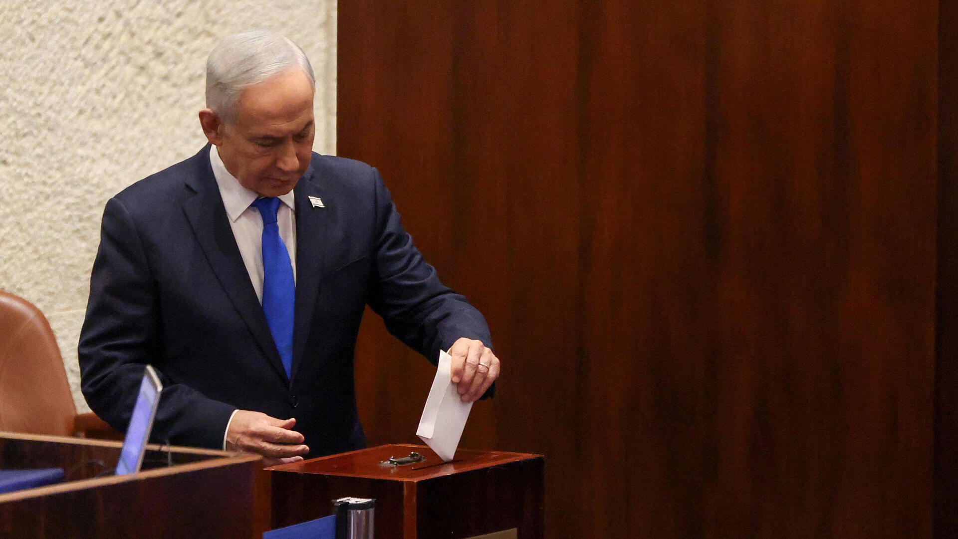 ראש הממשלה בנימין נתניהו מליאה מליאת הכנסת בחירה בחירות מבקר מדינה מהומות ח"כ צילמו את הקלפי פרגוד