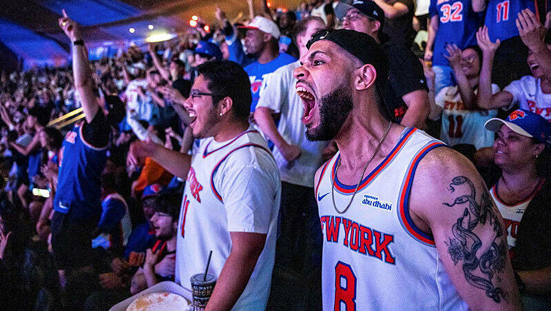 אוהדים של ניו יורק ניקס צופים במשחק 2 בגמר ה-NBA מול סן אנטוניו בהקרנה שנערכה במדיסון סקוור גארדן
