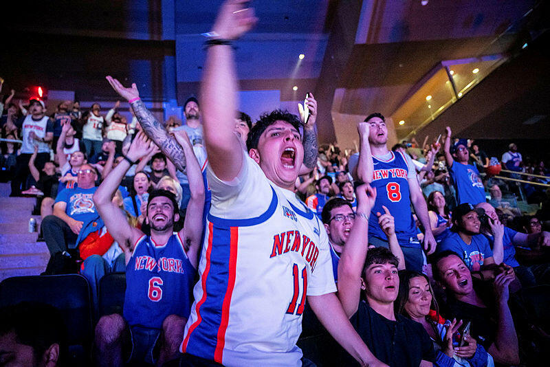 אוהדים של ניו יורק ניקס צופים במשחק 2 בגמר ה-NBA מול סן אנטוניו בהקרנה שנערכה במדיסון סקוור גארדן
