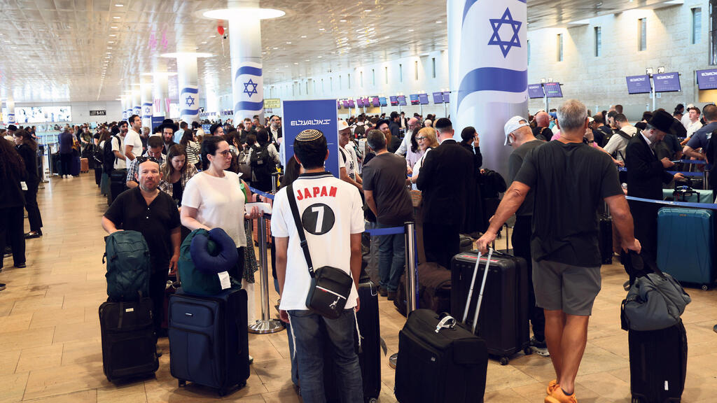 נוסעים בנתב"ג היום (צילום: יריב כץ) נוסעים יוצאים מ נתב"ג חידוש הירי מ איראן