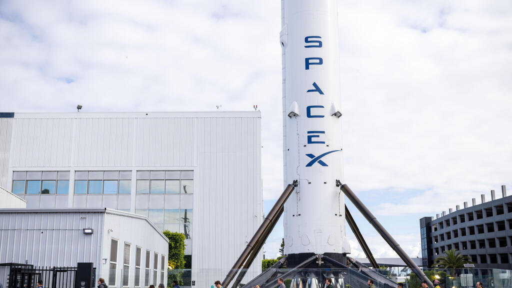 משגר פאלקון 9 של SpaceX (צילום: Ethan Swope/Bloomberg) משגר פאלקון 9 של SpaceX