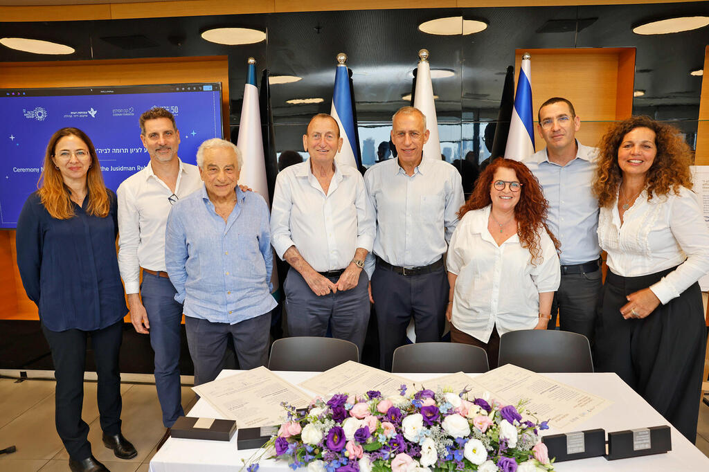מימין ד״ר הלה אורן, עידו שריר, ד"ר אורית שטיין, פרופ' נחמן אש, רון חולדאי, דניאל חוסידמן, יגאל חוסידמן וד״ר עינת רונן (צילום: גיא יחיאלייון) מימין ד״ר הלה אורן עידו שריר ד"ר אורית שטיין פרופ' נחמן אש רון חולדאי דניאל חוסידמן יגאל חוסידמן וד״ר עינת רונן
