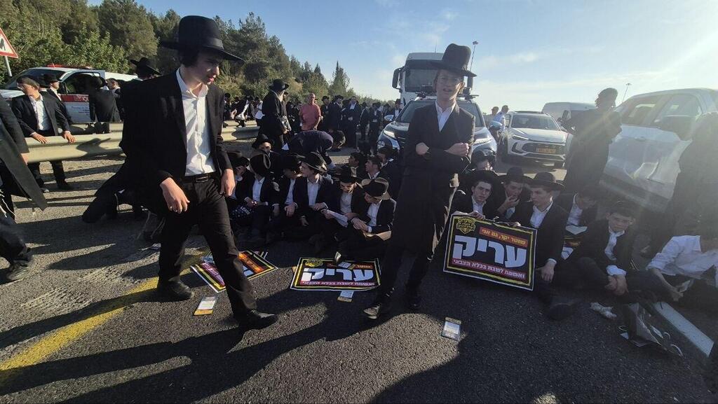 מפגינים חרדים חוסמים את מחלף בן שמן (צילום: שילה פריד) מפגינים חרדים חוסמים את מחלף בן שמן