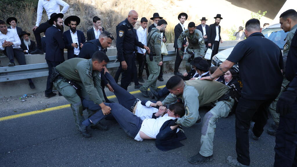 המשטרה מפנה את המפגינים החרדים בצומת גנות (צילום: שאול גולן) המשטרה מפנה את המפגינים בצומת גנות
