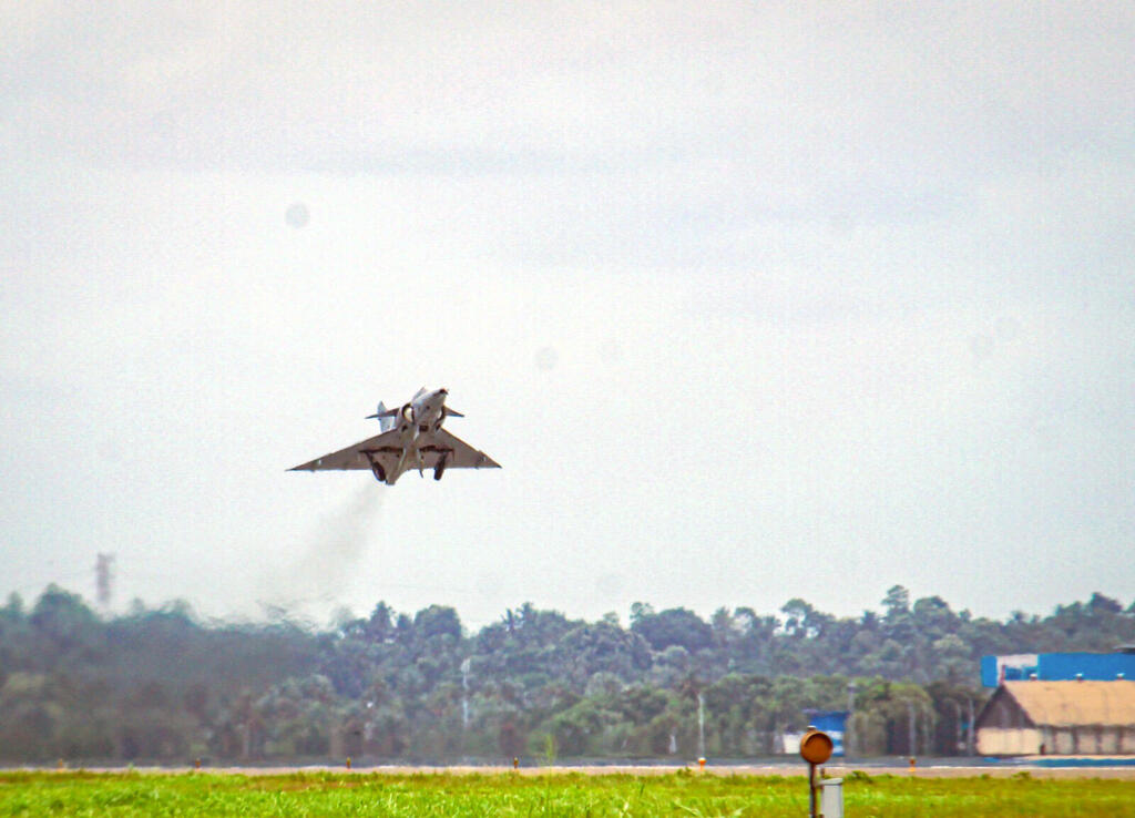 Kfir taking off in Sri Lanka. (Photo: IAI) מטוס כפיר ב סרי לנקה