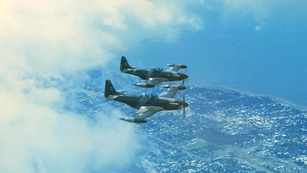 מטוסי מוסטנג קוואליר של אל סלוודור (צילום: warhistoryonline, התמונה עובדה באמצעות AI) הקברניט מלחמת הכדורגל קורסייר