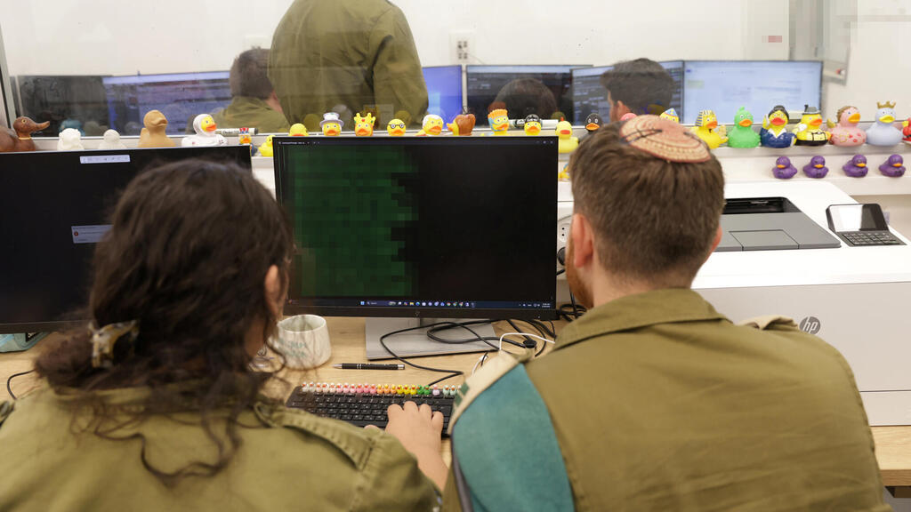 סיור במתקן אימוני של צה”ל מתקן מאמן הסייבר
