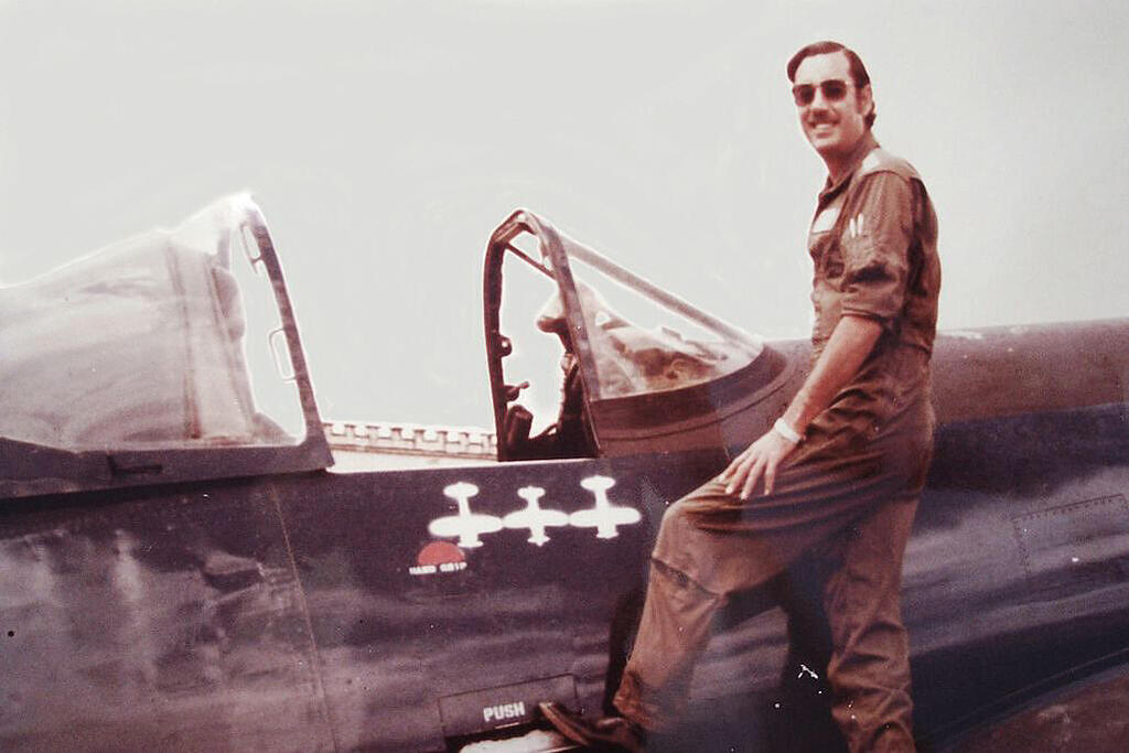 פרננדו סוטו ומטוס הקורסייר שלו (צילום: Smithsonian Magazine) הקברניט מלחמת הכדורגל קורסייר