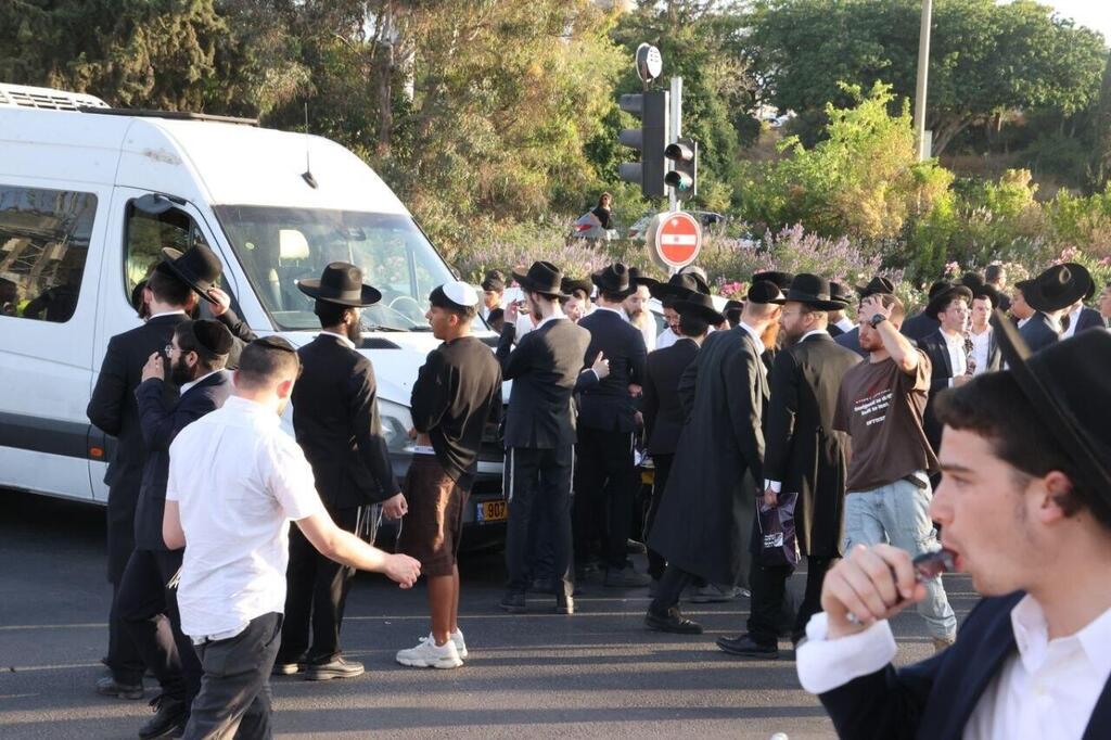 מפגינים חרדים בצומת גהה (צילום: מוטי קמחי) מפגינים חרדים בצומת גהה