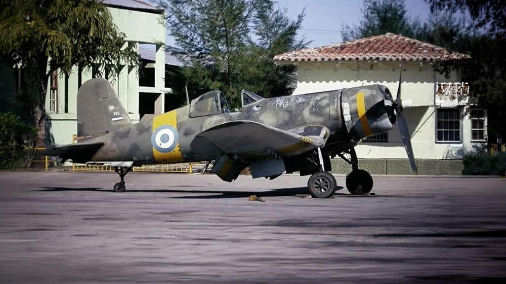 קורסייר בצבעי חיל האוויר הסלוודורי (צילום: britmodeller, התמונה עובדה באמצעות AI) הקברניט מלחמת הכדורגל קורסייר