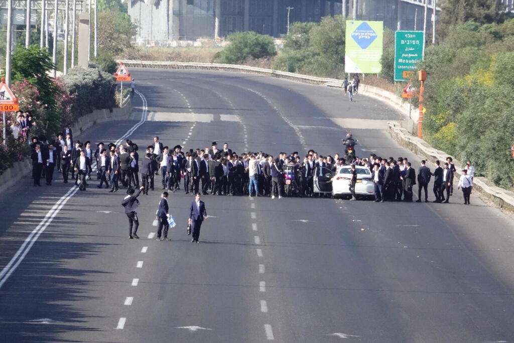 מפגינים חרדים חוסמים את מחלף גנות (צילום: שאול גולן) מפגינים חרדים חוסמים את מחלף גנות
