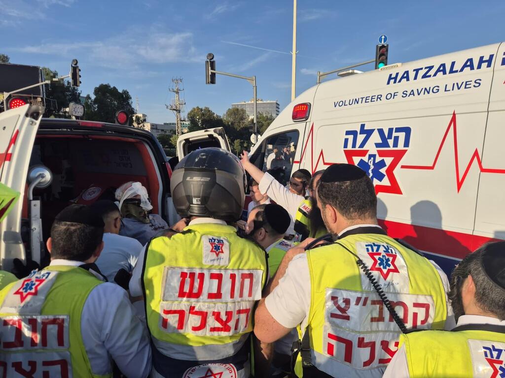 צוותי איחוד הצלה מטפלים בקשיש (צילום: איחוד הצלה) צוותי איחוד הצלה מטפלים בקשיש שנפצע מפגיעת רכב בהפגנה של הפלג הירושלמי
