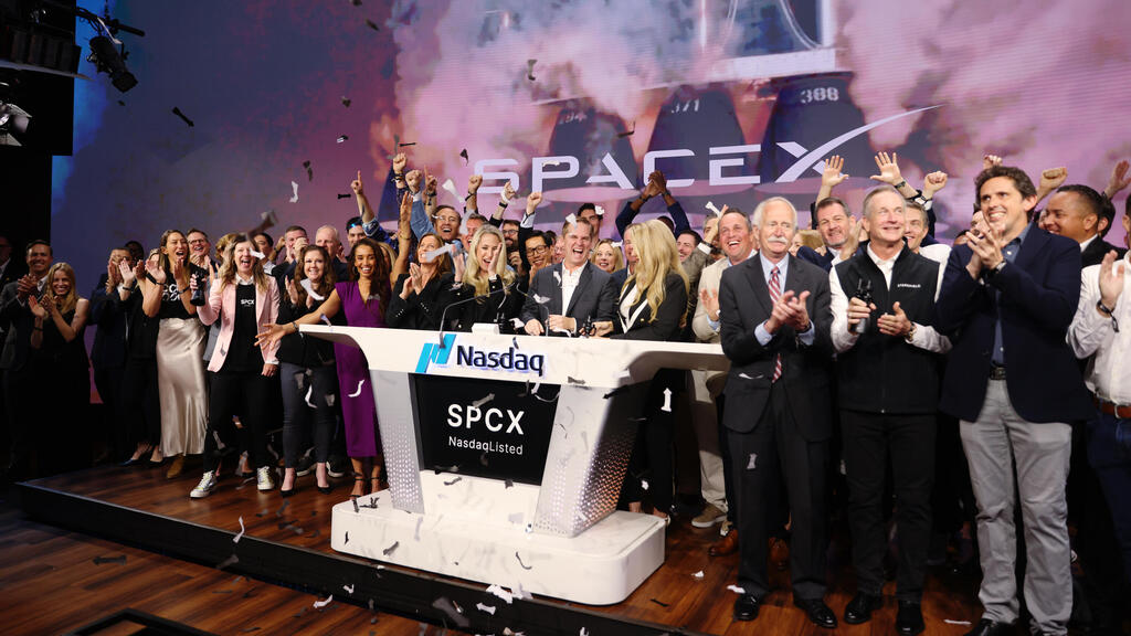 בכירי SpaceX בהנפקת החברה בנאסד"ק (צילום: בלומברג) בכירי SpaceX ספייס X ב הנפקה של החברה ב נאסד"ק 12.6.26