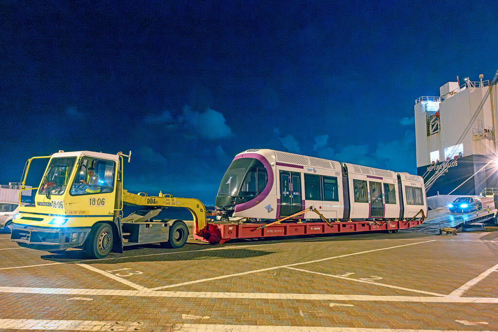 פריקת קרונות של הקו הסגול. צפוי לשרת כ-260 אלף נוסעים ביום (צילום: ורהפטינג ונציאן) נמל חיפה פריקת קרונות סגולים של הקו הסגול הרכבת הקלה