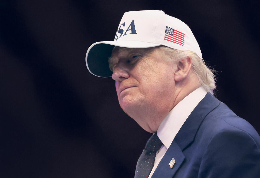 דונלד טראמפ נשיא ארה"ב עם כובע USA