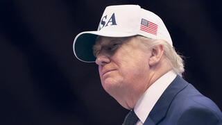 דונלד טראמפ נשיא ארה"ב עם כובע USA