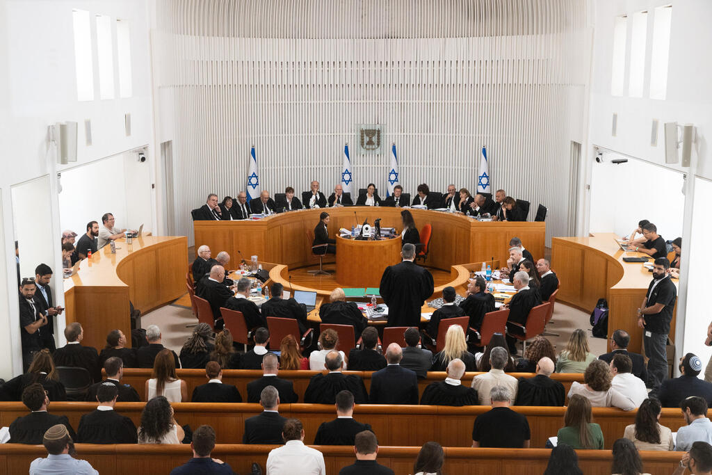 שופטי בג"ץ בדיון המורחב על ביטול עילת הסבירות. ביולי 2023 הצטרפה האגודה לעתירה נגד ביטול העילה (צילום: אלכס קולומויסקי) אולם בית ה משפט ה עליון בגצ בית דין גבוה ל צדק ב עת כניסת ה שופטים ל אולם שופטי בגצ ב הרכב של 15 שופטים דיון על ביטול עילת ה סבירות ש העבירה ממשלת נתניהו ה שישית ל קראת משבר חוקתי אפשרי ב ישראל מאבק בין ה רשות ה מחוקקת ל רשות ה שופטת דיון על הפרדת ה רשויות