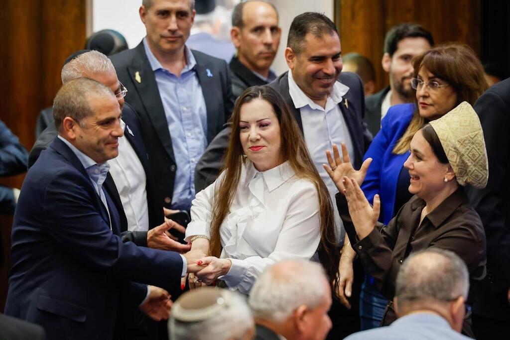 חברי כנסת מהקואליציה מברכים את ח"כ טלי גוטליב לאחר ההחלטה שלא להסיר את חסינותה (צילום: נועם מושקוביץ/דוברות הכנסת) חברי כנסת מהקואליציה מברכים את ח"כ טלי גוטליב לאחר ההחלטה שלא להסיר את חסינותה