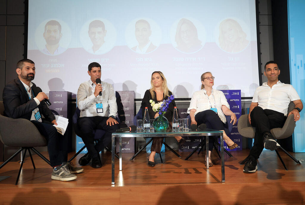 Financial Future panel. (Photo: Avigail Uzi) כנס העתיד הפיננסי - מימין גיא מני מנהל השקעות ראשי מיטב גמל ופנסיה ד"ר אירה סובל מייסדת חן גל יוצרת תוכן פיננסי ומייסדת Investa Longevity Academy ירון שמאי מנהל חיסכון ארוך טווח סיכונים ובריאות מגדל מנחה: אלמוג עזר