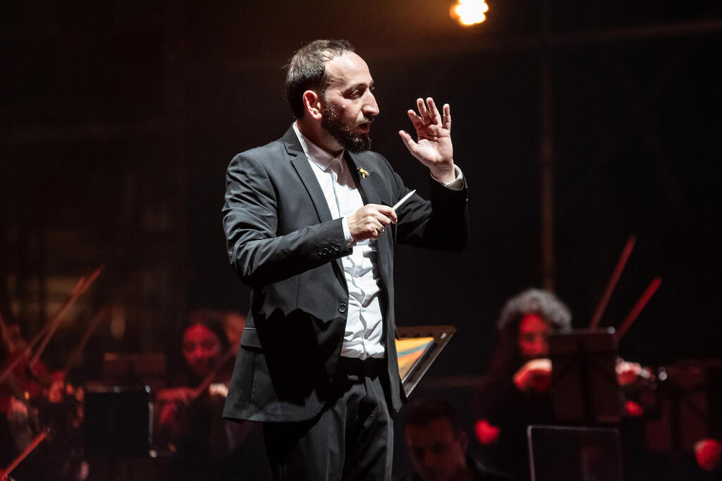 המנצח תום כהן. “לייצר חיבורים מקומיים" (צילום: ליאור כתר) פנאי פסטיבל ירושלים מזרח מערב המנצח תום כהן