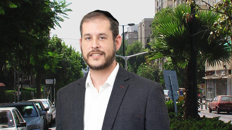 זאב גרינברג סמנכ"ל ובעלים בחברת מידר על רקע שכונת נחלת יצחק (צילומים: אוהד דיין, י.ש, ויקימדיה) זאב גרינברג סמנכ"ל ובעלים בחברת מידר על רקע שכונת נחלת יצחק תל אביב