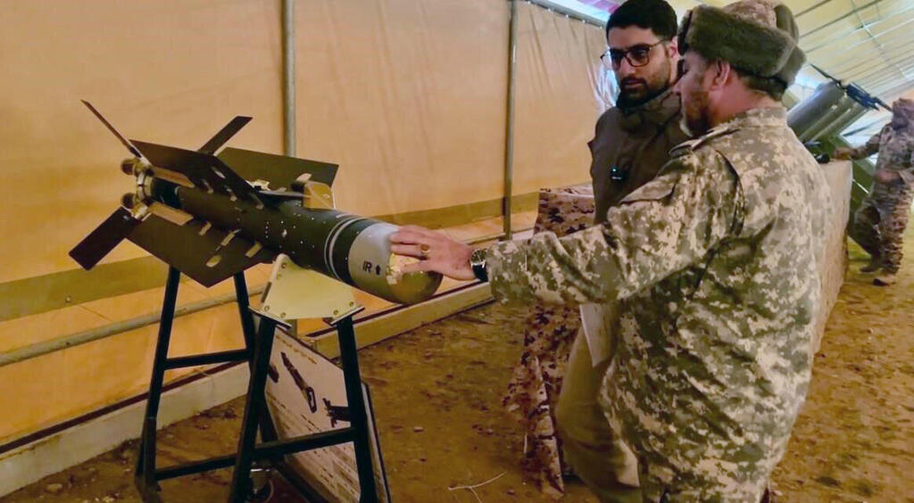 "איזה חמוד, אפשר ללטף?" "בטח, אבל תן לו להריח אותך קודם". קאאם 118 בתערוכה (צילום: תיעוד איראני) כטב"מ סאקר 358 הקברניט