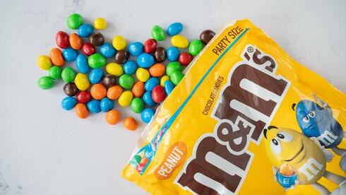 צילום: Longfin Media / Shutterstock יצרנית סוכריות M&M's נפרדת מהכחול והחום: תסיר צבעי מאכל מלאכותיים ממוצריה