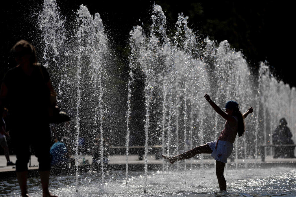 מצטננים בשטרסבורג, צרפת (צילום: ROMEO BOETZLE / AFP) מצטננים בשטרסבורג, צרפת