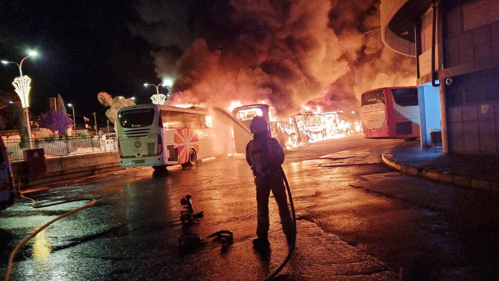 שריפה שהציתו עבריינים ב תחנה מרכזית צפת