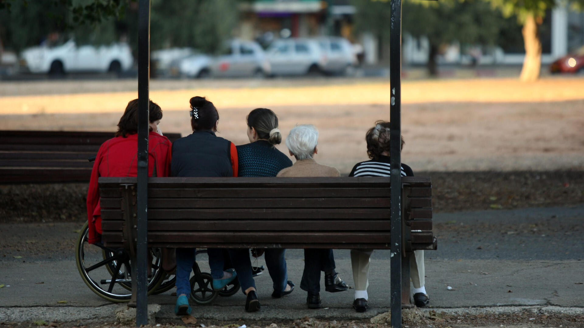 עובדים סיעודיים זרים עם קשישים קשיש  מטפל סיעודי  פליפינים