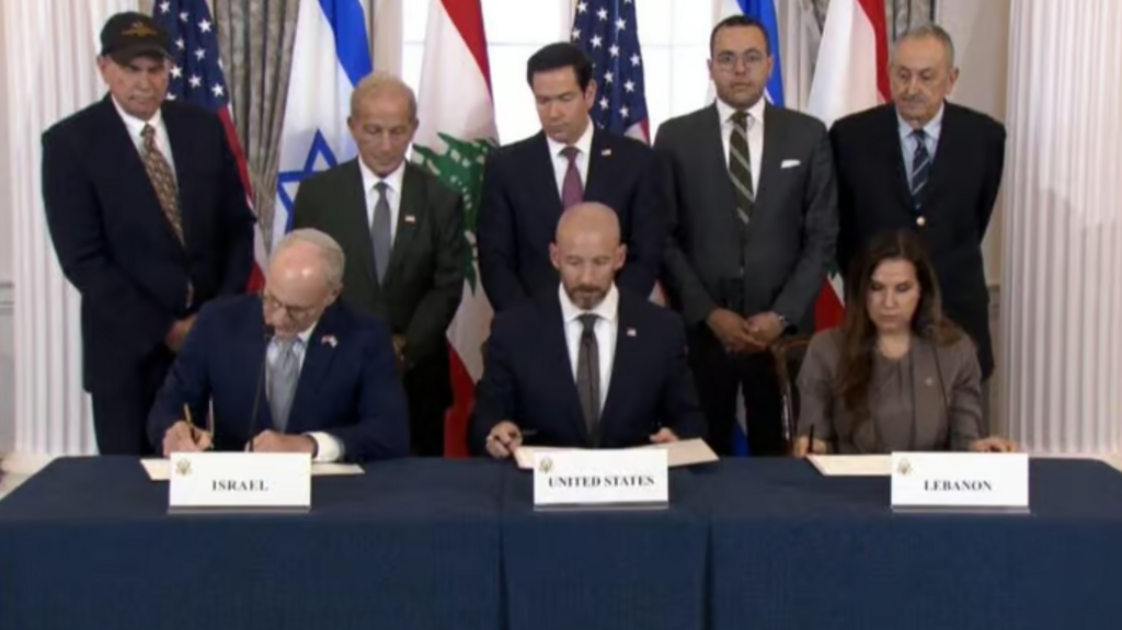 שגרירי ישראל ולבנון חותמים על ההסכם בוושינגטון