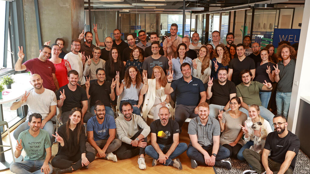 The Verbit team in 2021 (Amit Shaal) עובדי ורביט ב־ 2021 . "הדירקטוריון רצה שליבנה יישאר בתפקיד יו"ר, אבל זה כבר לא עבד עם האישיות שלו", אומר אחד החברים בו