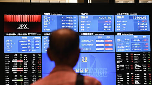 צילום: Soichiro Koriyama/Bloomberg הניקיי בשיא, הין בשפל: המשקיעים מאמינים בחברות היפניות, פחות בממשלה