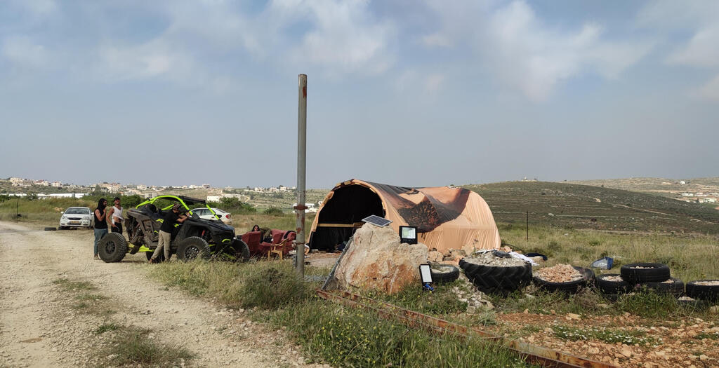 המאחז הלא־חוקי שהוקם ופורק שש פעמים ליד ג'אלוד, אפריל. הורו לנו לא למנוע את הקמתו מחדש, כי החוק לא מאפשר לפרק מאחז יום אחר יום. נדרש צינון של עשרה ימים (צילום: שקד גרין ערבה) המאחז הלא־חוקי שהוקם ופורק שש פעמים ליד ג'אלוד, אפריל. הורו לנו לא למנוע את הקמתו מחדש, כי החוק לא מאפשר לפרק מאחז יום אחר יום. נדרש צינון של עשרה ימים
