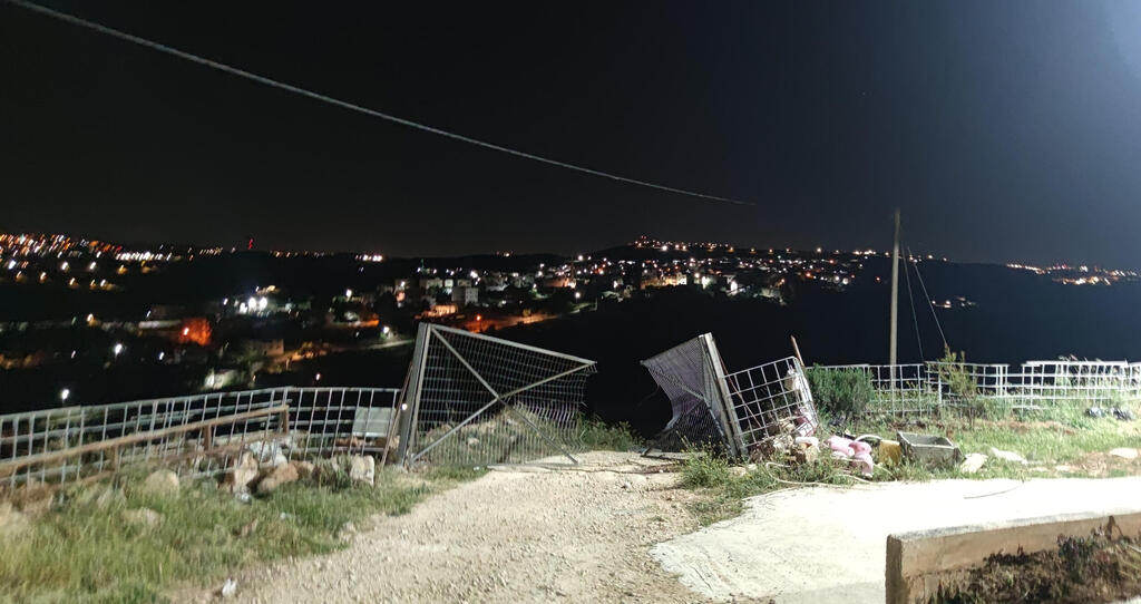 שער בפאתי ג'אלוד שמתנחלים פרצו עם רכב. הם מודעים למיקומי המצלמות ומגיעים רעולי פנים, ללא מכשירי סלולר, ומטשטשים את עקבותיהם במקצועיות (צילום: שקד גרין ערבה) שער בפאתי ג'אלוד שמתנחלים פרצו עם רכב. הם מודעים למיקומי המצלמות ומגיעים רעולי פנים, ללא מכשירי סלולר, ומטשטשים את עקבותיהם במקצועיות
